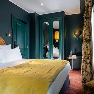 Boudoir room pool access